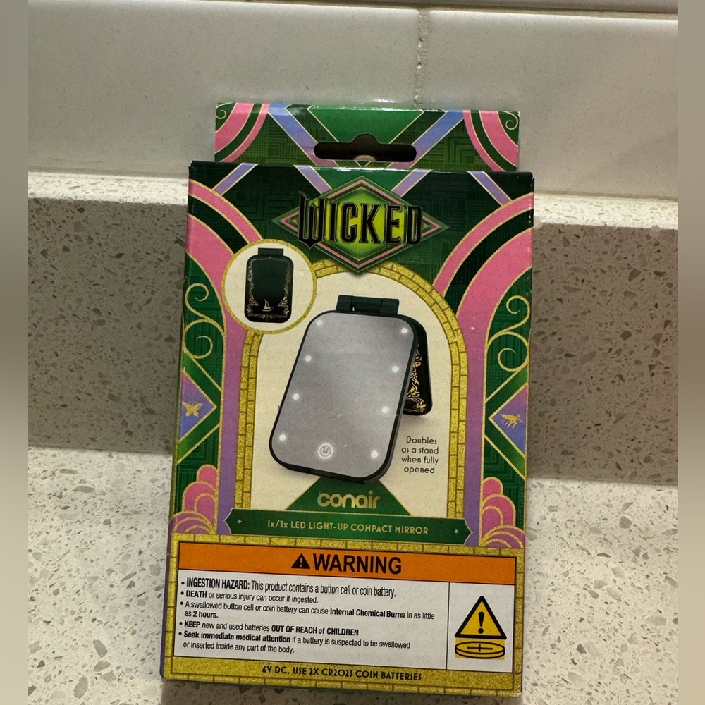 Wicked Conair LED Light-Up Compact Mirror - Elphaba Green NIB